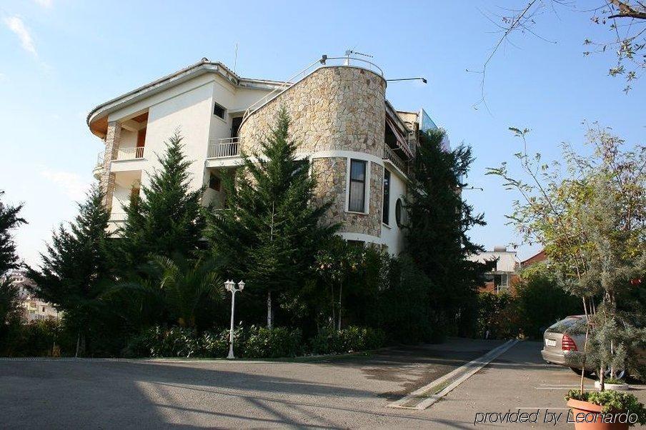 Hotel Baron Tirana Exterior photo